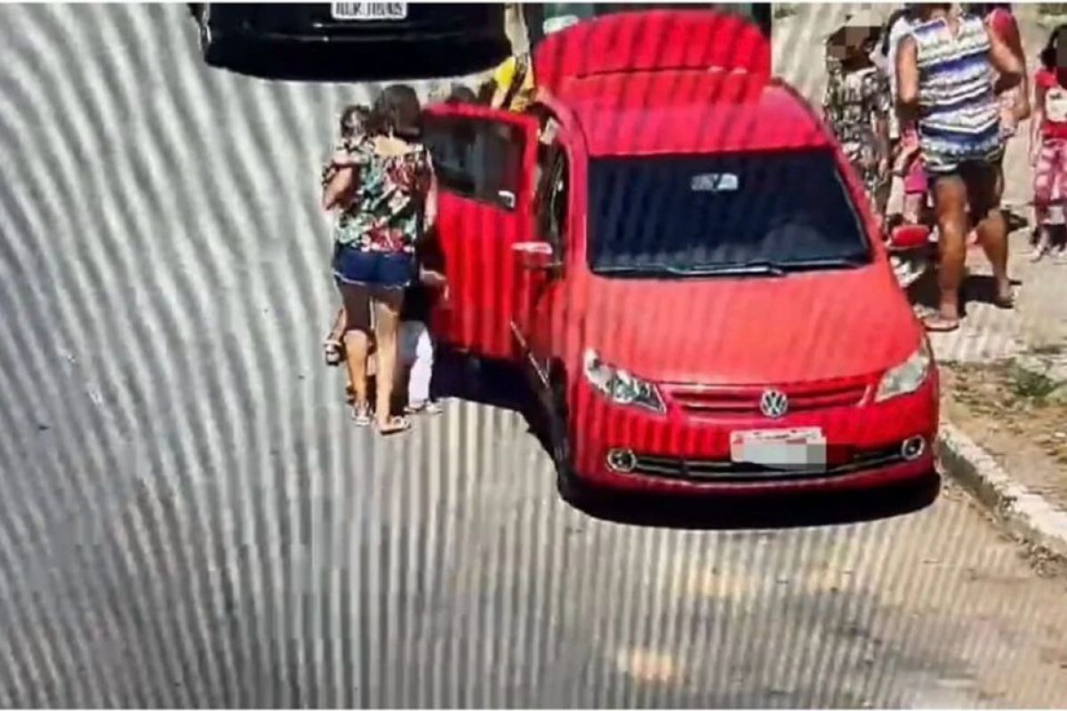 Motorista é autuado por transportar 16 pessoas dentro de veículo em Aparecida de Goiânia